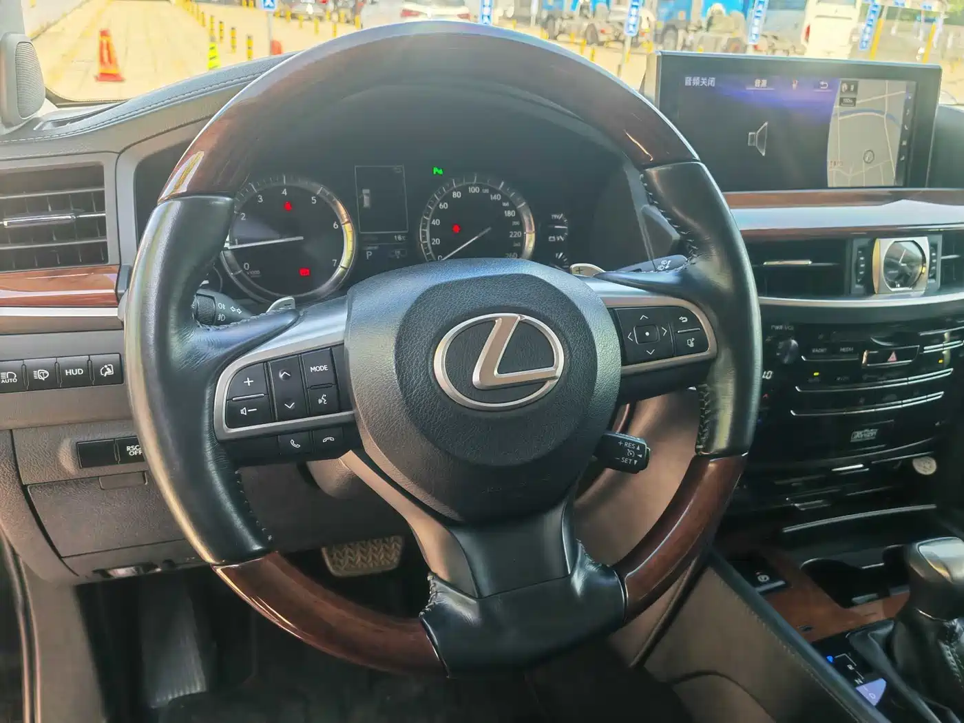 Lexus LX 2017 570 Dynamic Luxury фото 3