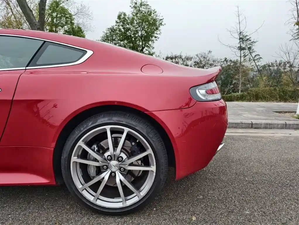ASTON MARTIN V8 VANTAGE