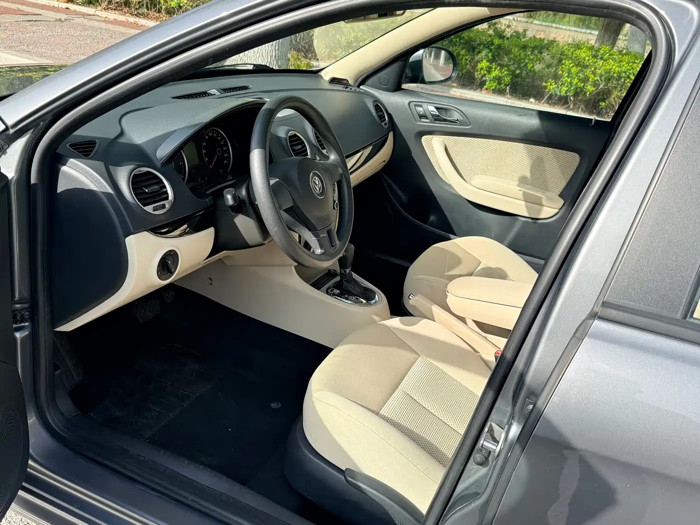 Volkswagen Lavida 2011 1.6L Automatic Leisure Edition фото 12
