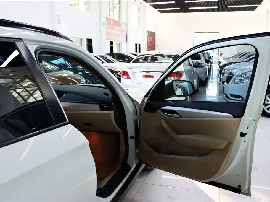 BMW X1 2012 sDrive18i Luxury Model фото 17