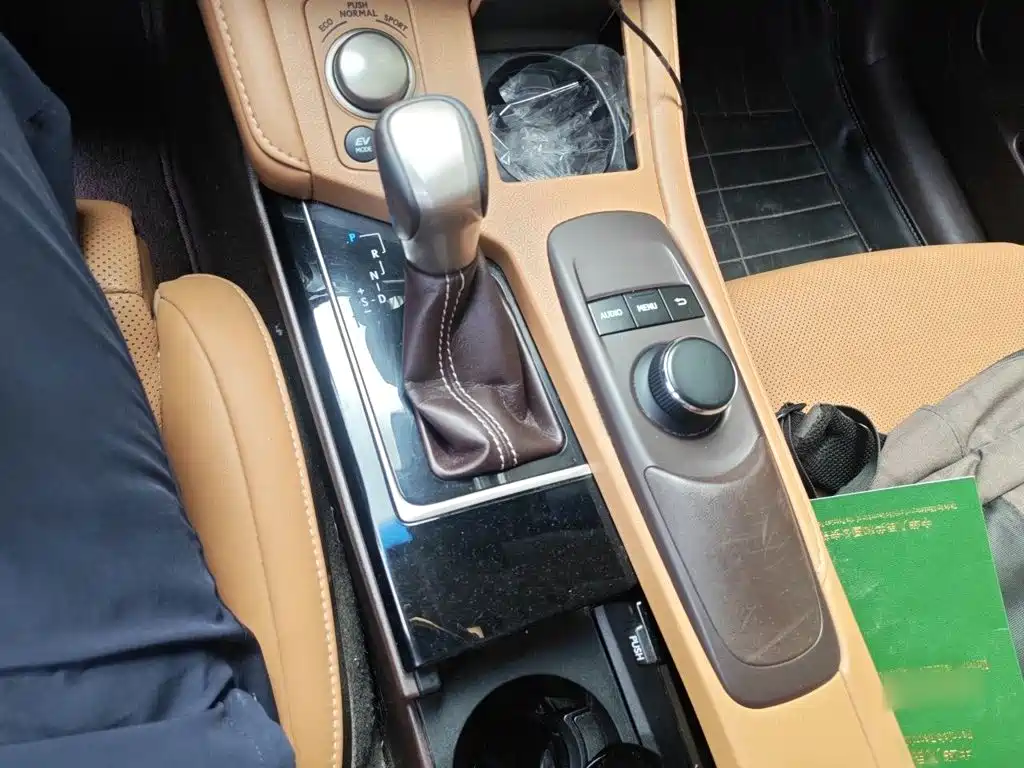 Фото 7 - Lexus ES