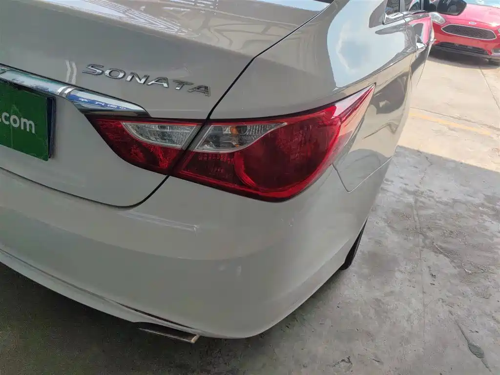Hyundai Sonata 2015 Classic 2.0L Automatic Luxury Edition фото 8