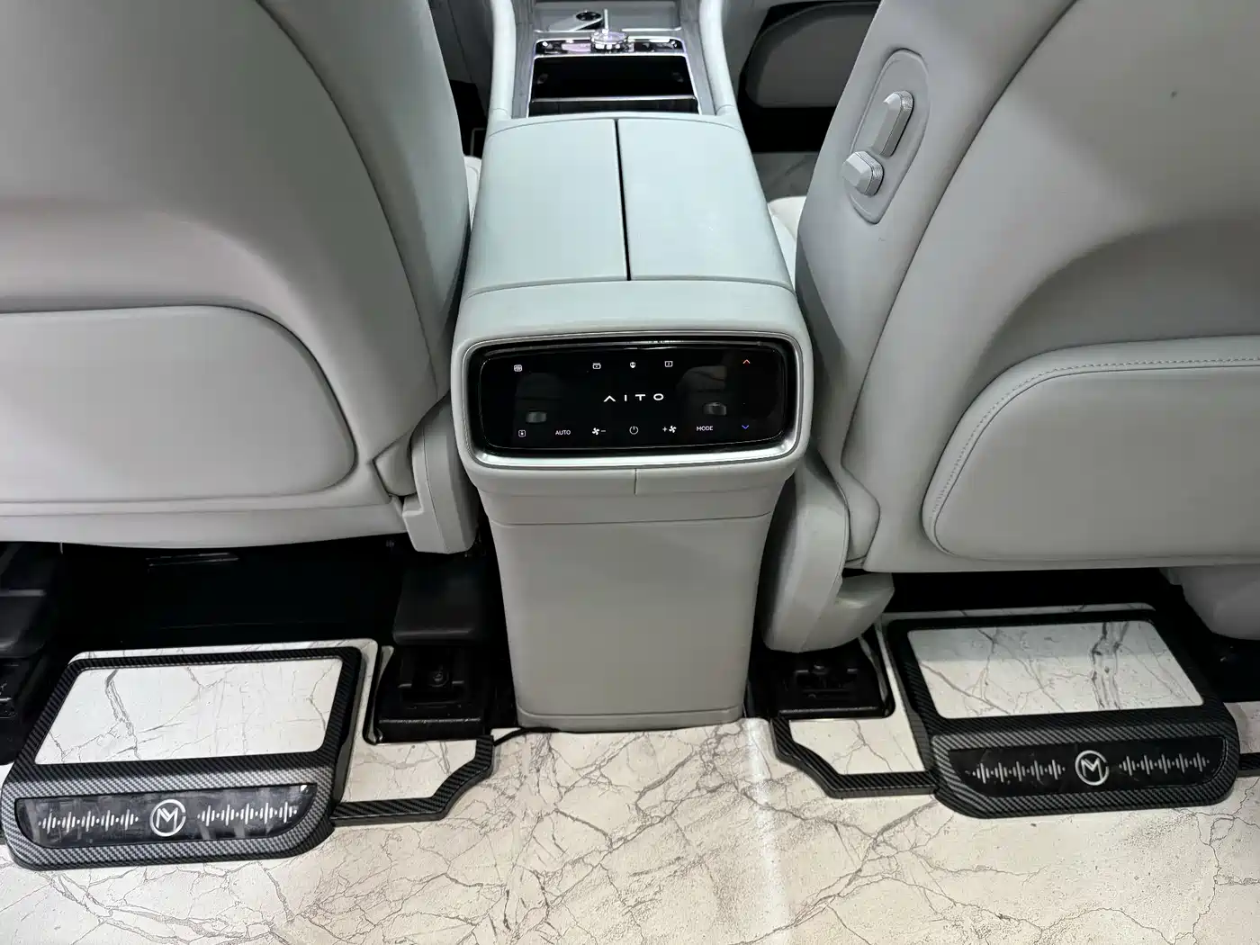 AITO Wenjie AITO M9 2024 Extended Range Ultra 42kWh 6-Seater фото 16