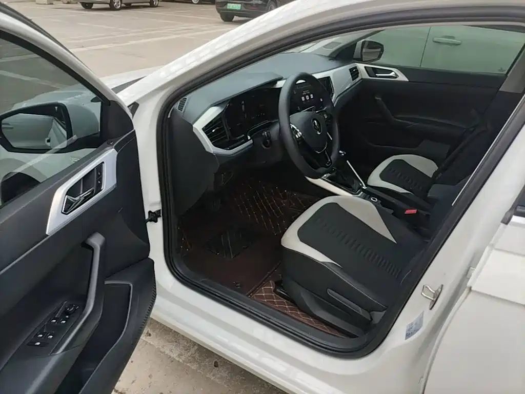VOLKSWAGEN POLO