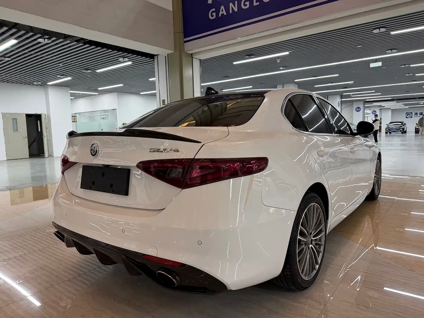 Alfa Romeo Giulia 2017 2.0T 280HP Luxury Edition фото 9
