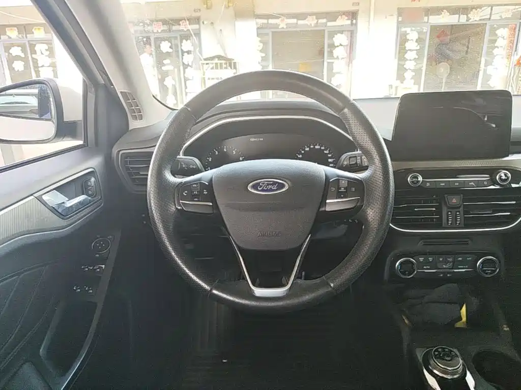 Фото 11 - Ford Focus
