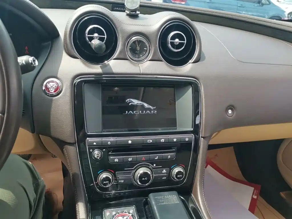 JAGUAR XJ