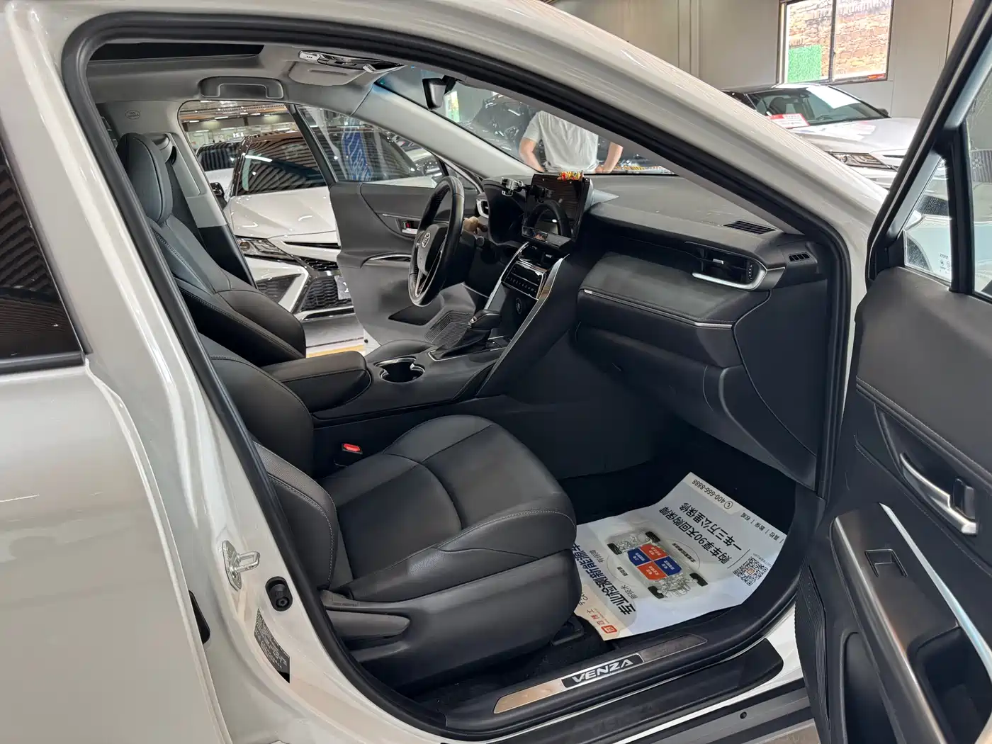 Toyota Venza 2023 2.0L CVT FWD Luxury фото 9