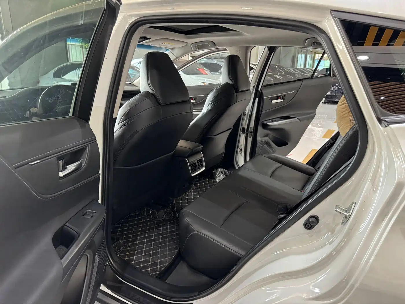 Toyota Venza 2023 2.0L CVT FWD Luxury фото 11