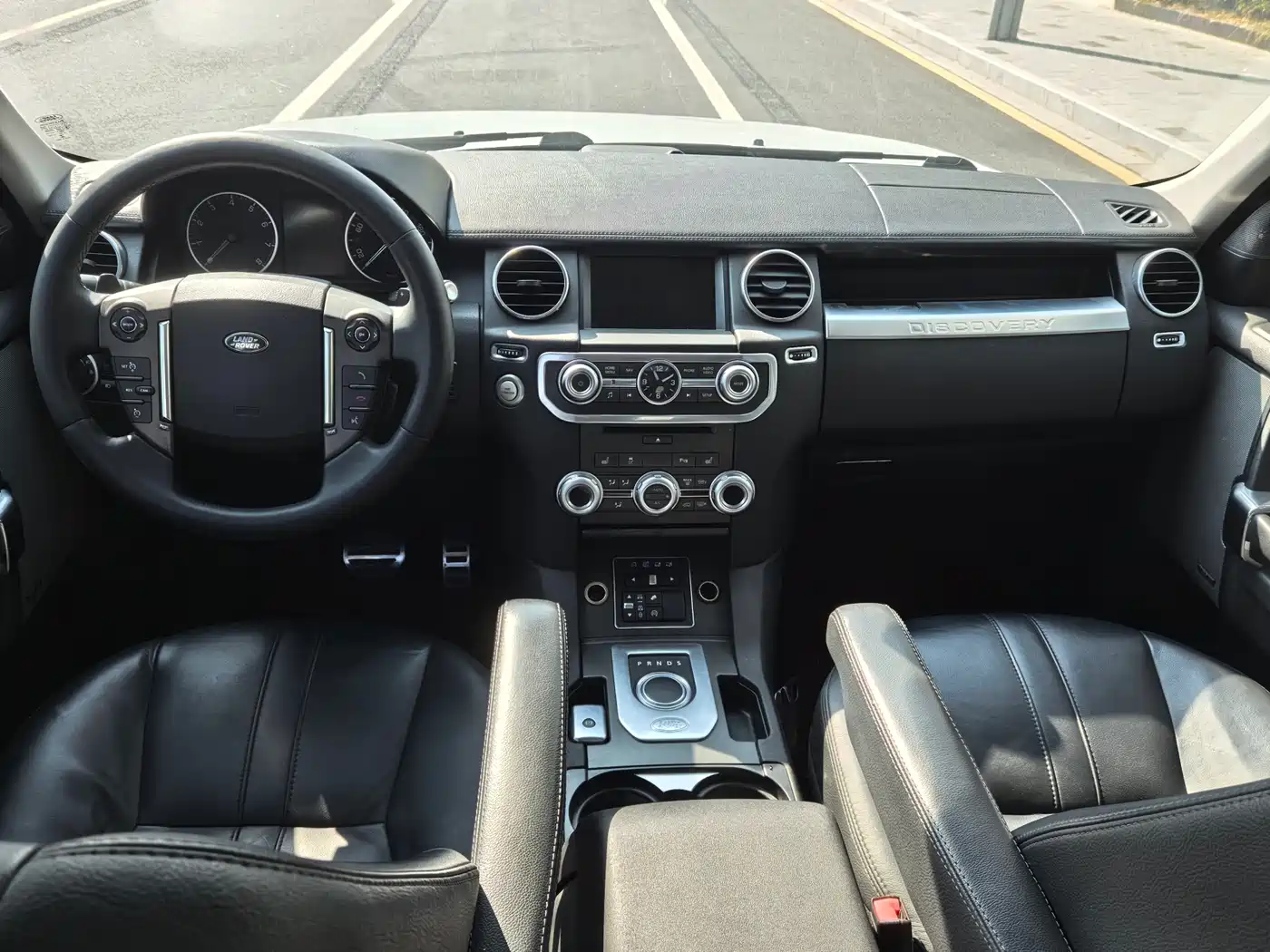 Land Rover Discovery 2015 3.0 SC V6 SE фото 17