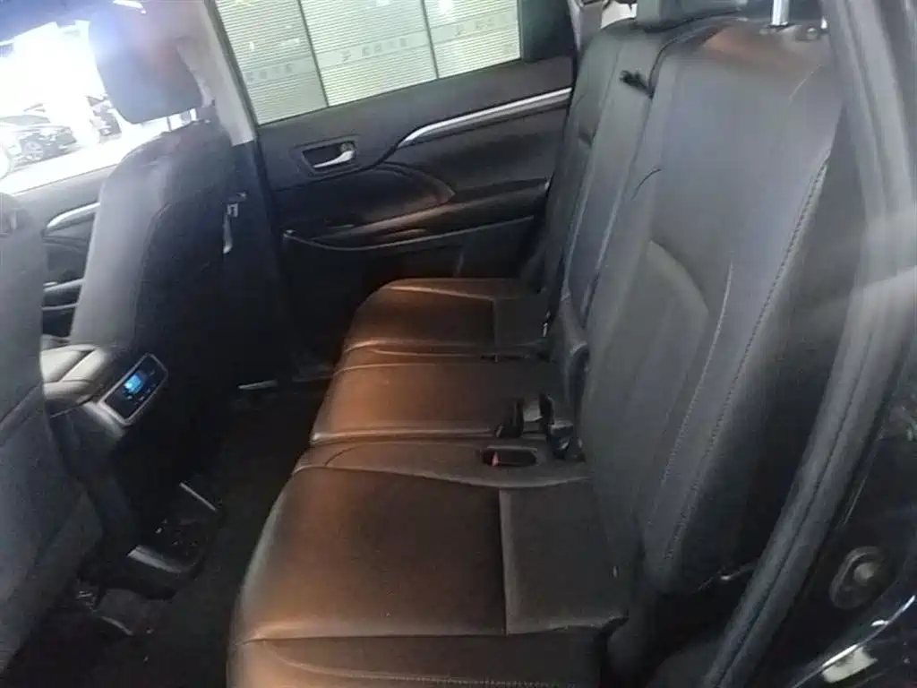 TOYOTA HIGHLANDER