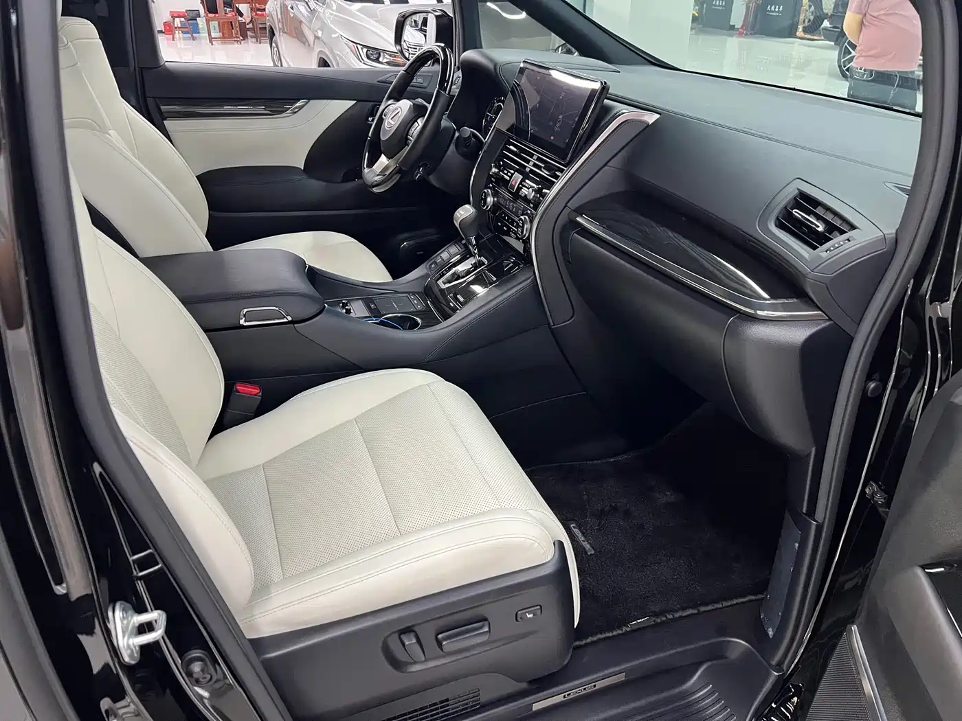 Lexus LM 2020 300h Seven-Seater Elegance Edition фото 17