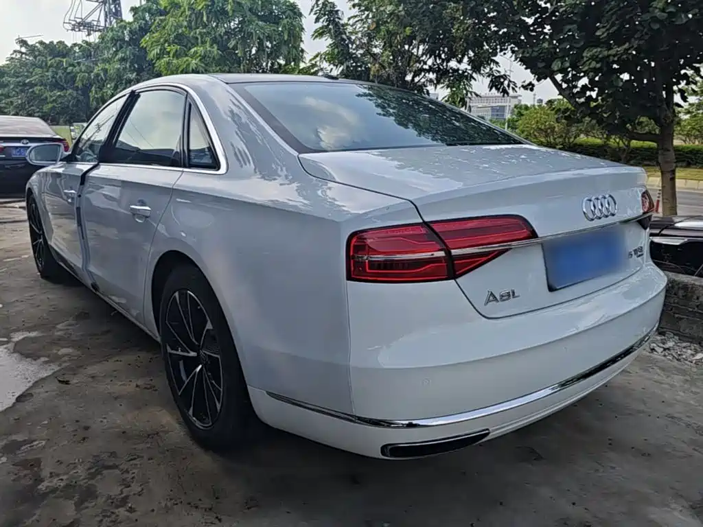 Photo 5 - Audi A8