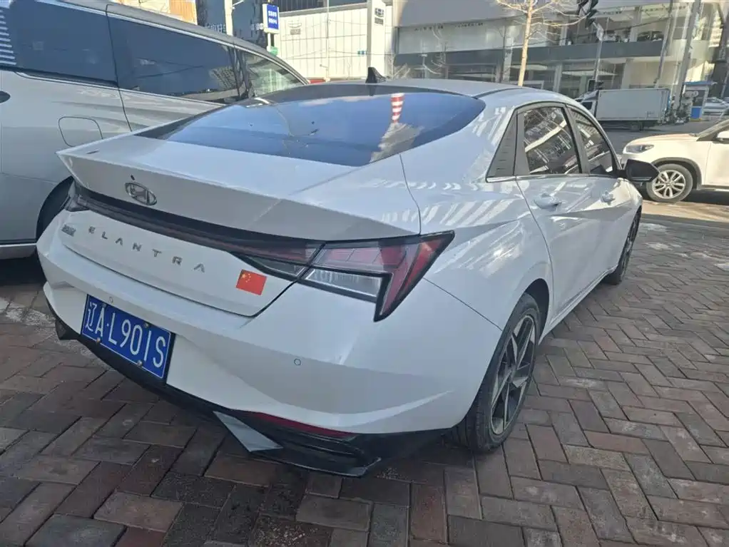 HYUNDAI ELANTRA
