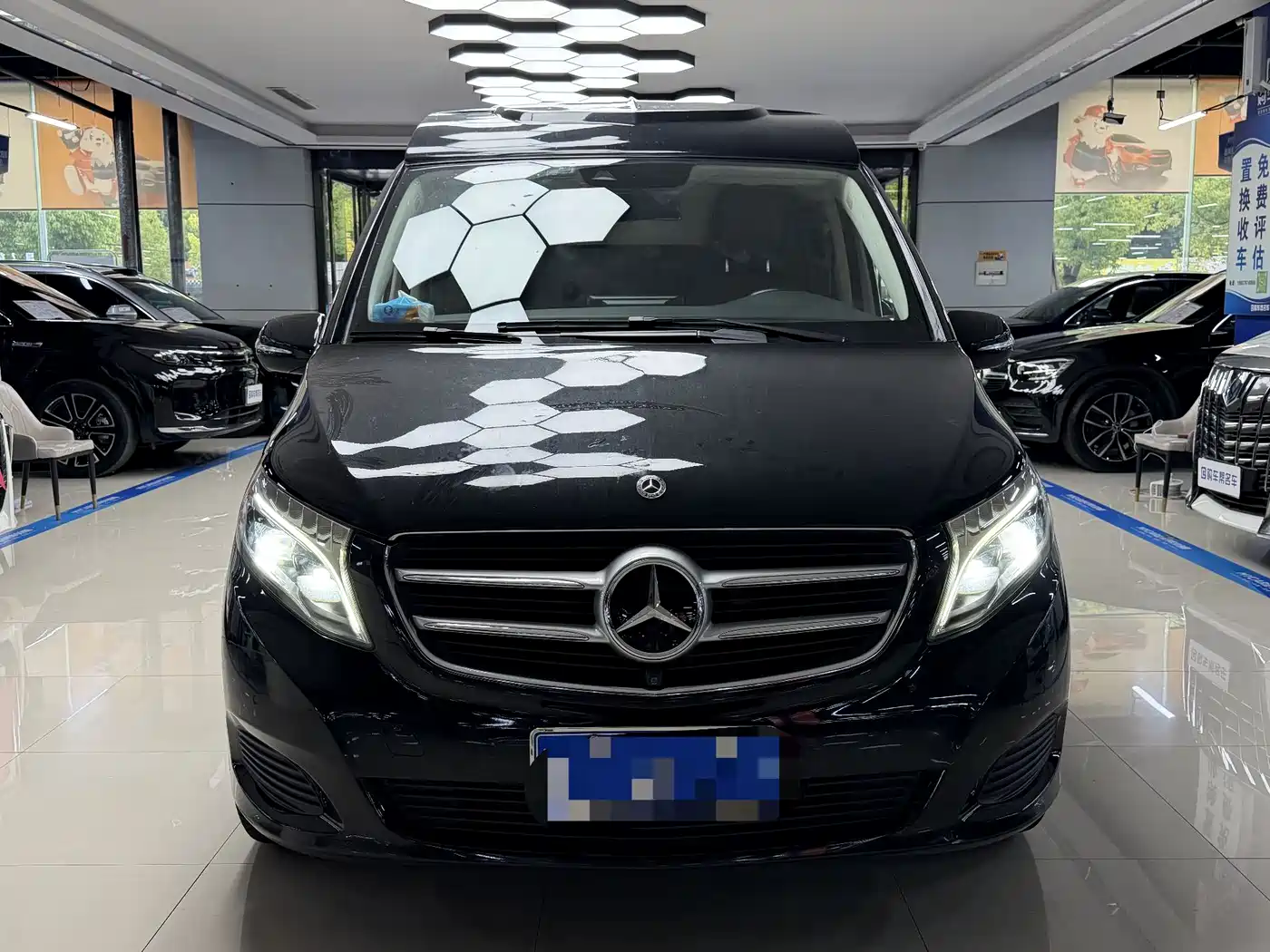 Mercedes-Benz V-Class 2018 V 260 L Premium Long Wheelbase Edition China VI фото 2