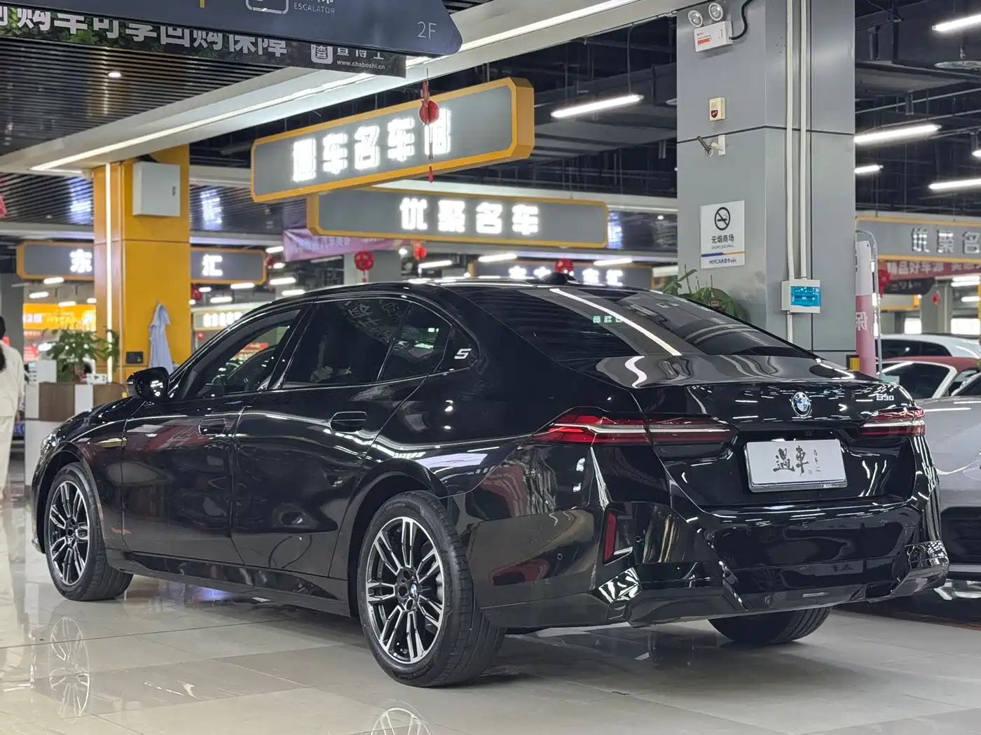 BMW 5 Series 2025 530Li Leading M Sport Package фото 4