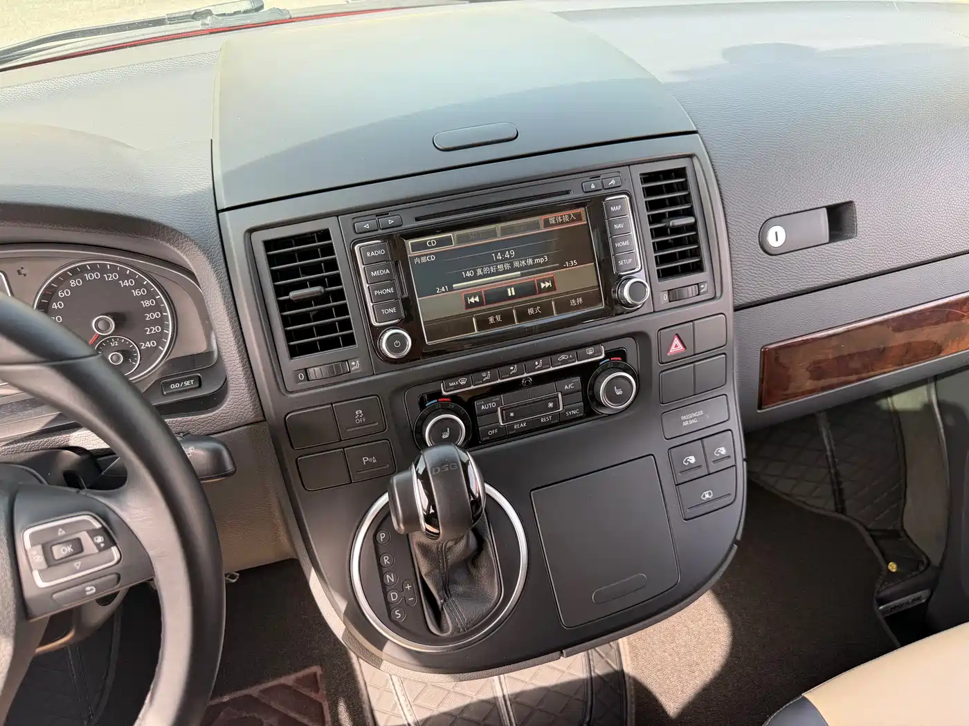 Volkswagen Multivan 2012 2.0TSI 4WD Premium фото 10