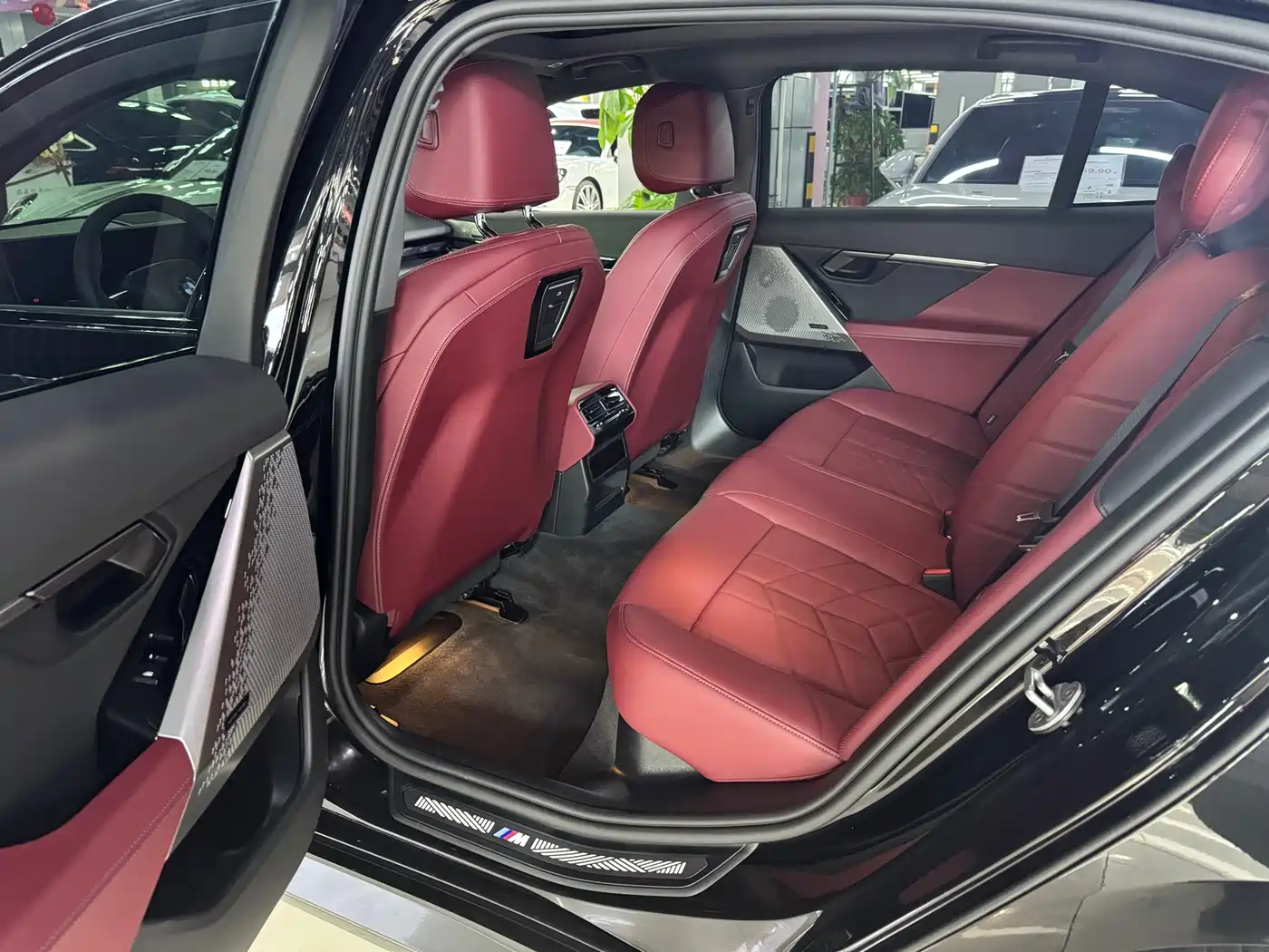 BMW 5 Series 2025 530Li Leading M Sport Package фото 9