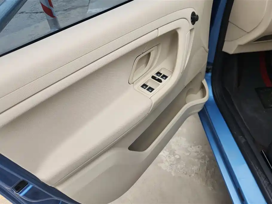 Škoda Fabia 2012 1.4L Automatic Crystal Edition фото 7
