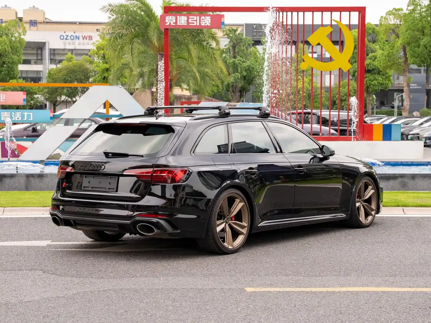 Audi RS 4 2023 Model RS4 Avant Dark Gold Edition фото 4