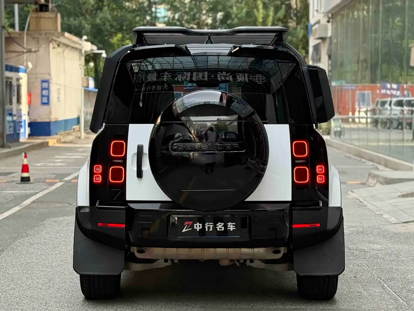 Land Rover Defender 2021 110 P400 SE фото 17