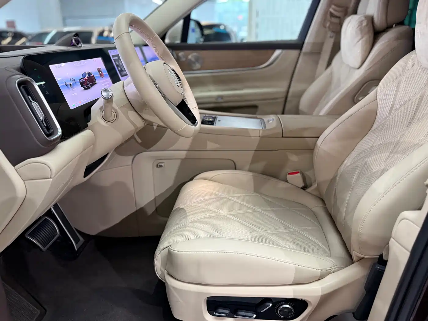AITO Wenjie AITO M9 2025 Extended Range Ultra 52kWh 6-Seater фото 4