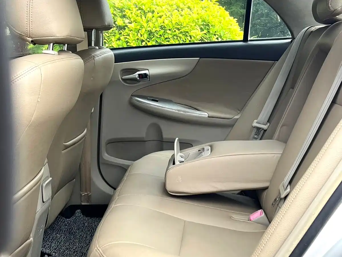 Toyota Corolla 2011 Model 1.8L CVT GLX-i фото 8