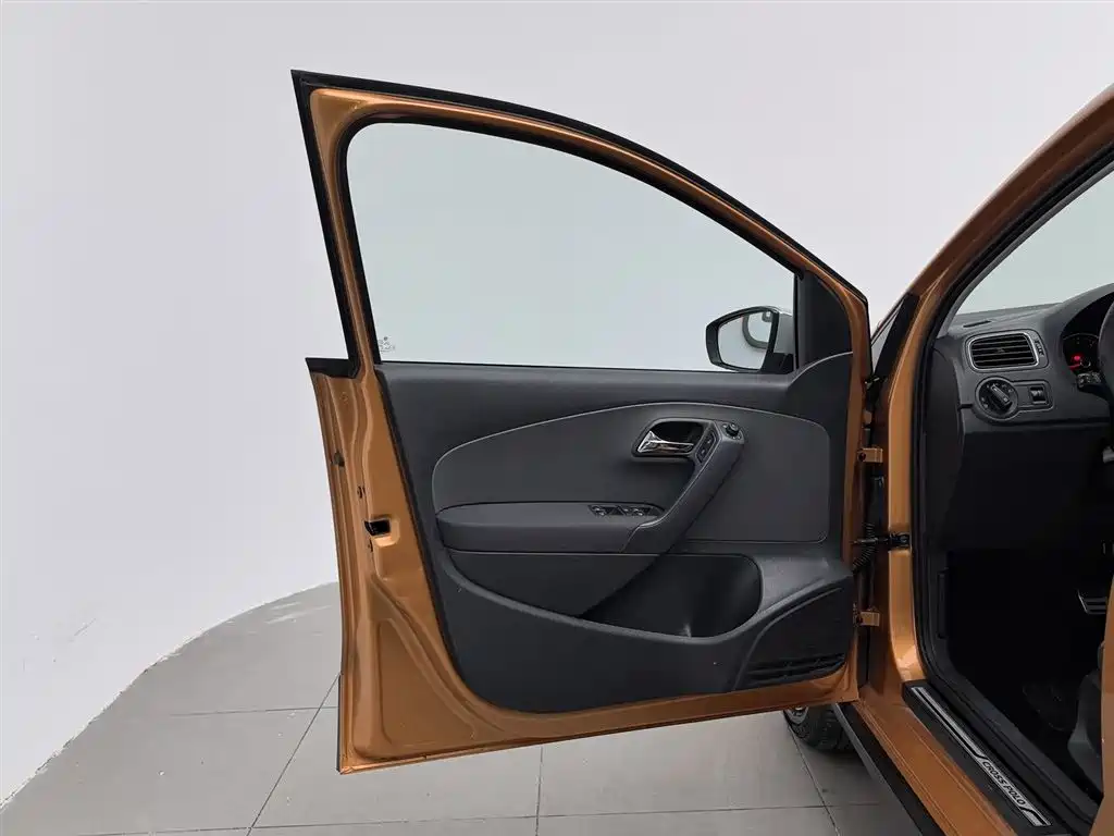 Volkswagen Polo 2014 1.6L Cross Polo Automatic фото 8