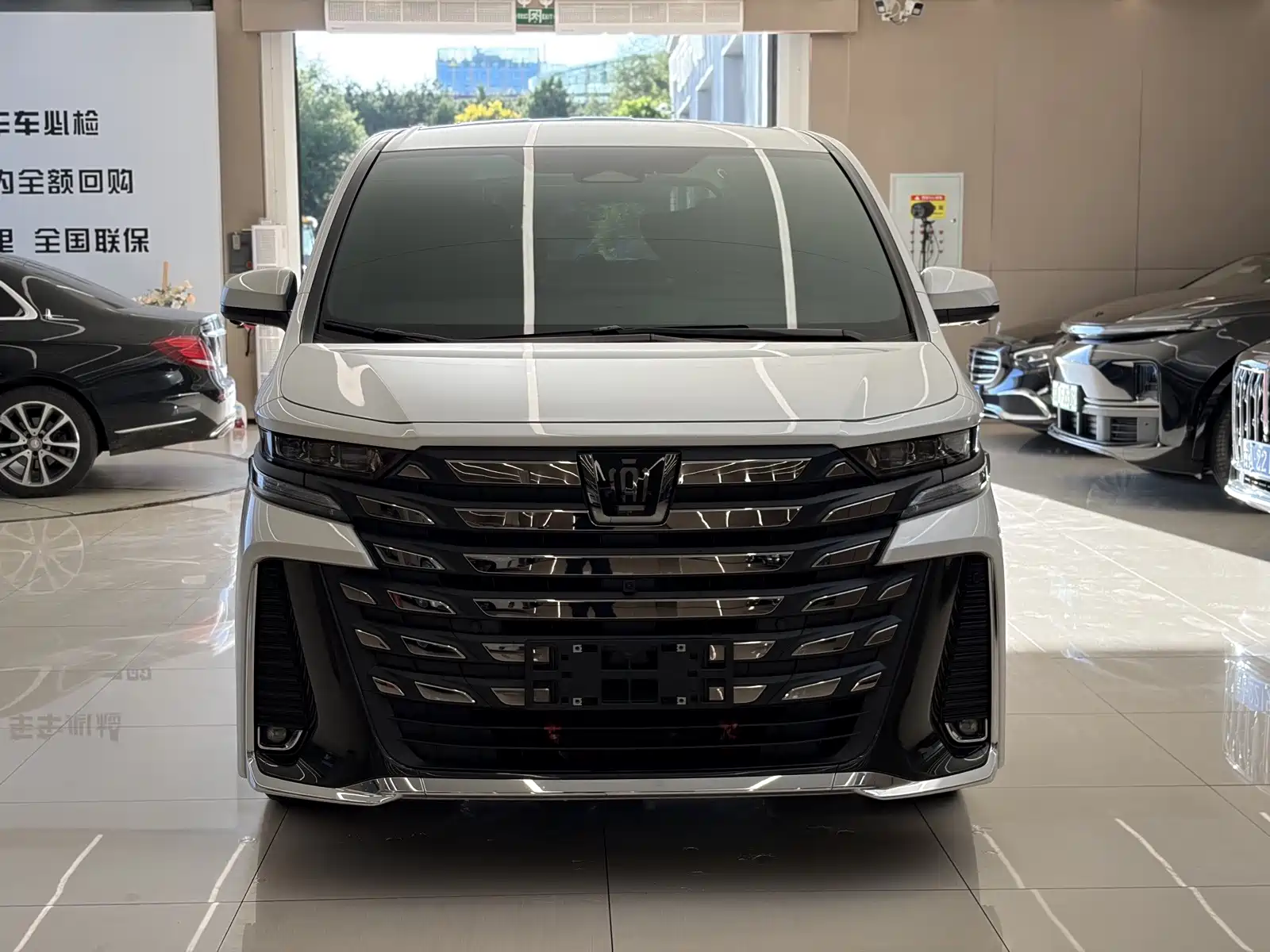 Фото 2 - Toyota Vellfire
