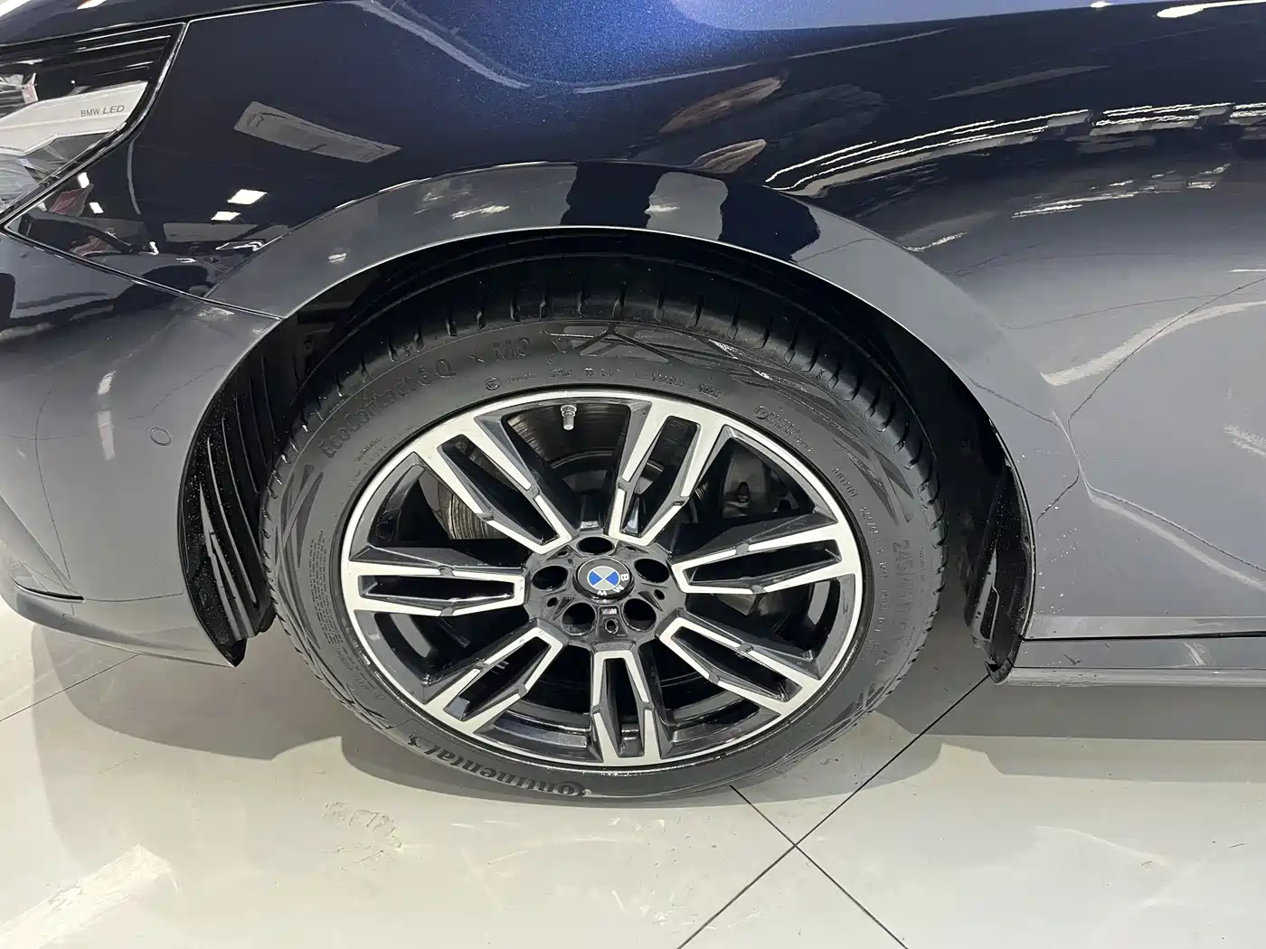 BMW 5 Series 2025 530Li Leading M Sport Package фото 13