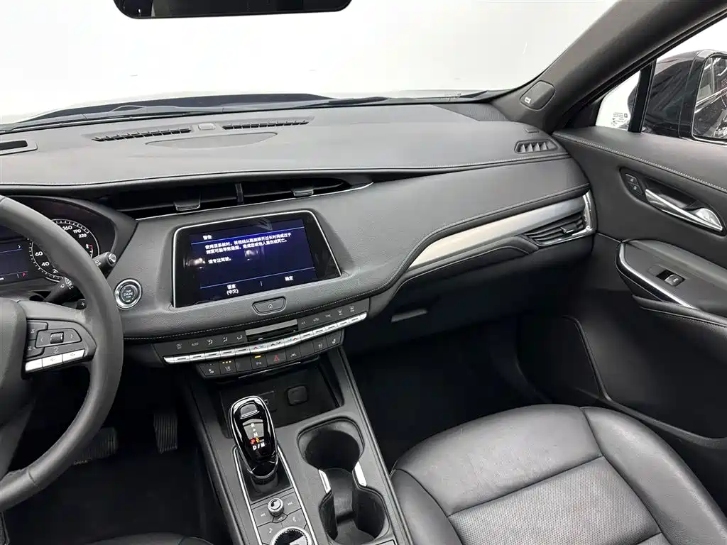 CADILLAC XT4