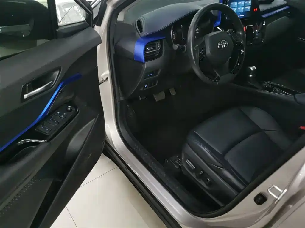 Toyota C-HR 2021 2.0L Luxury Edition фото 12