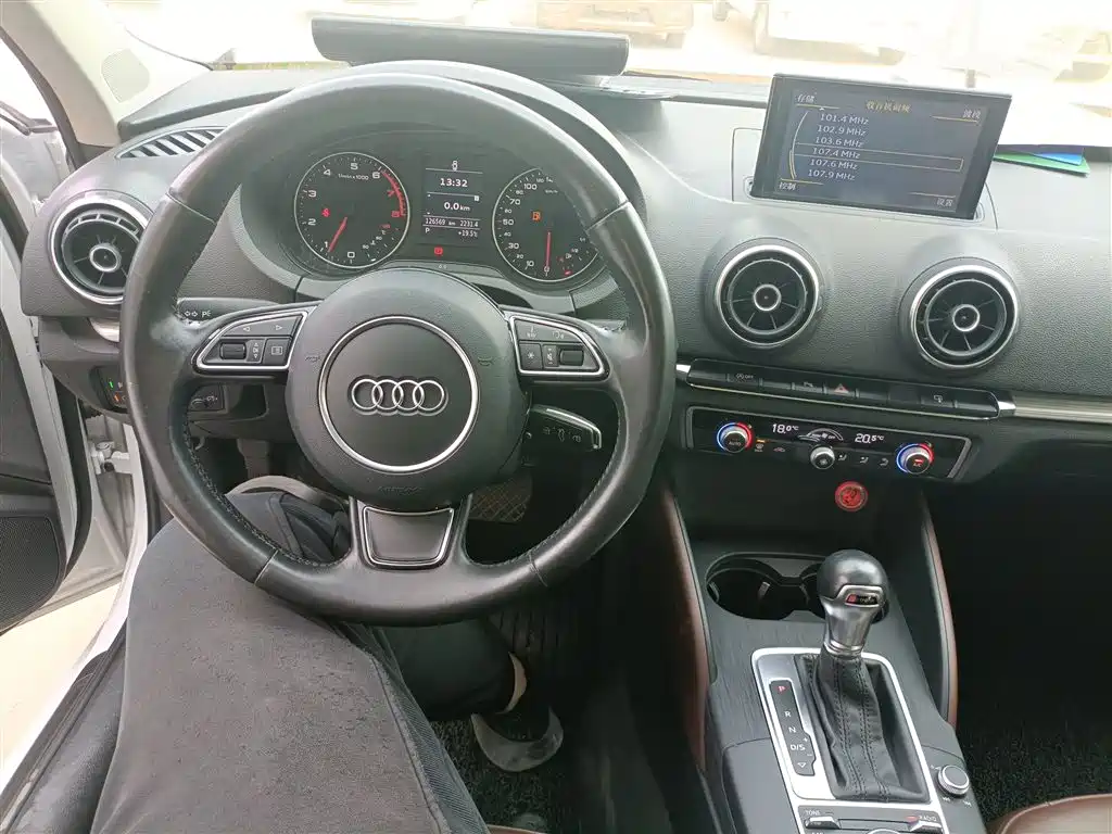 Audi A3 2014 Sportback 35 TFSI Automatic Comfort фото 6