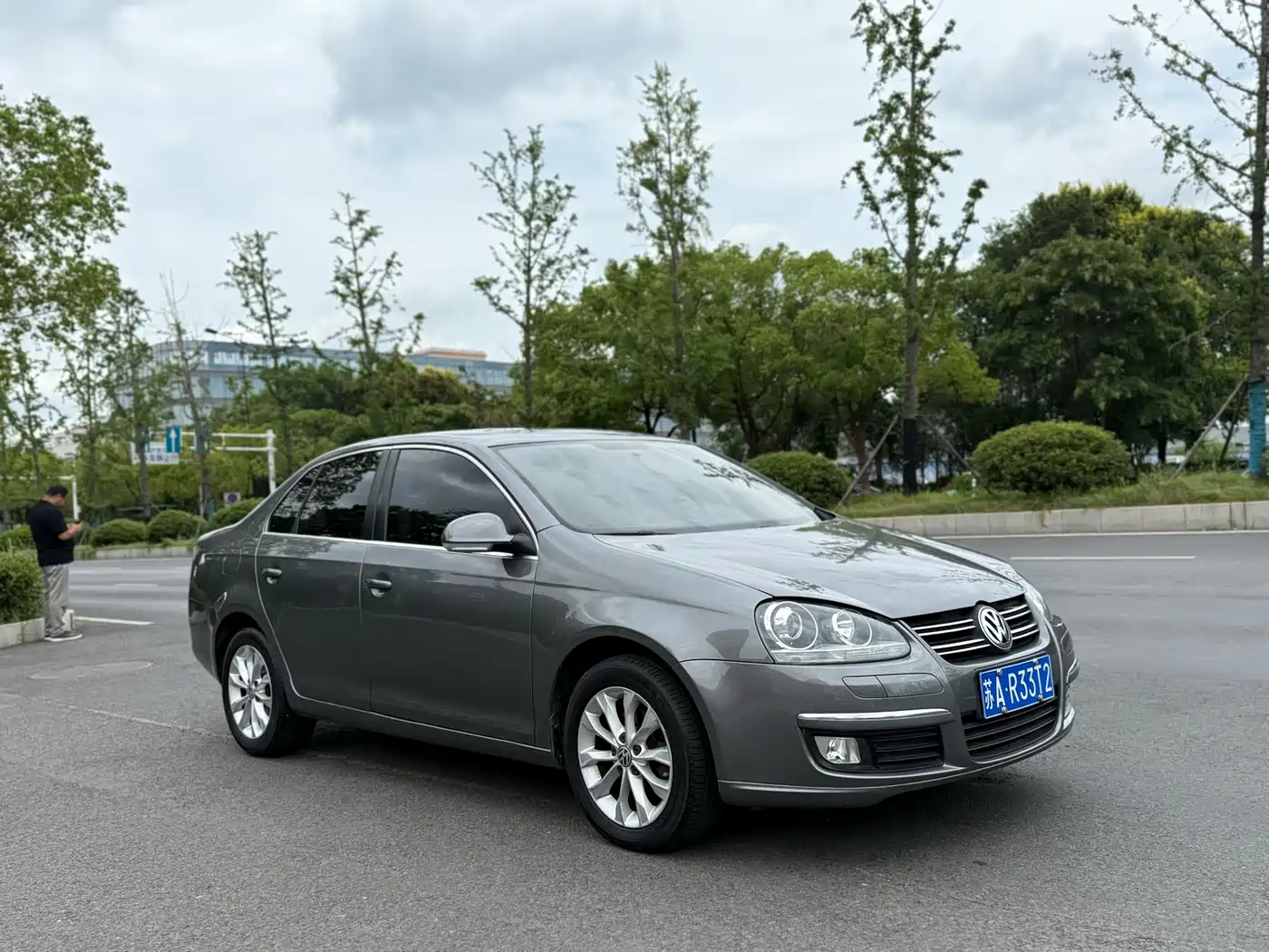 Volkswagen Sagitar 2011 1.6L Automatic Fashion фото 3