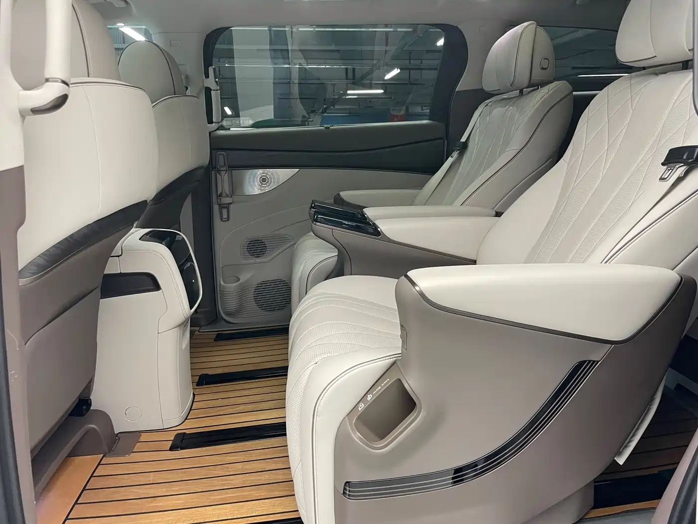 Denza D9 2022 DM-i 1040 Premium фото 17