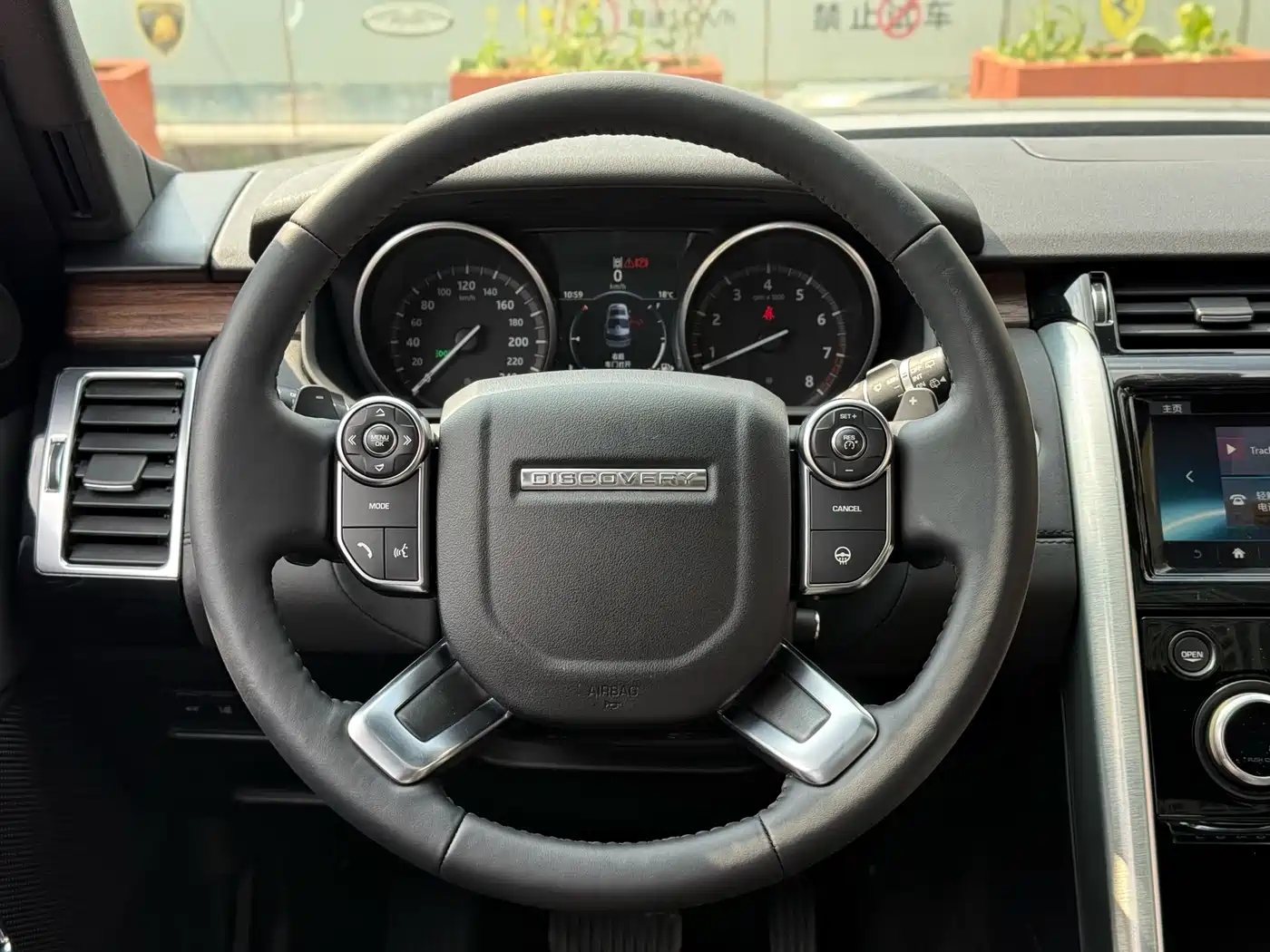 Land Rover Discovery 2017 3.0 SC V6 HSE фото 15