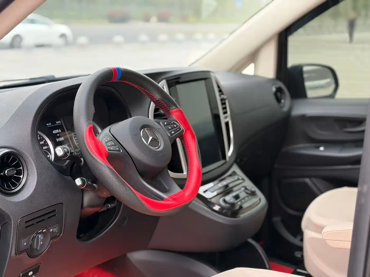 Mercedes-Benz Vito 2023 2.0T Elite 7-Seater фото 8