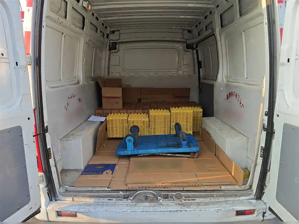 SAIC Maxus Xintu V80 2021 2.0T Manual Classic City Delivery King Short Wheelbase Medium Roof 3-seater фото 10