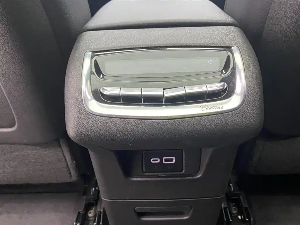 Cadillac XT6 2021 2.0T 7-Seater 4WD Trend Edition фото 23