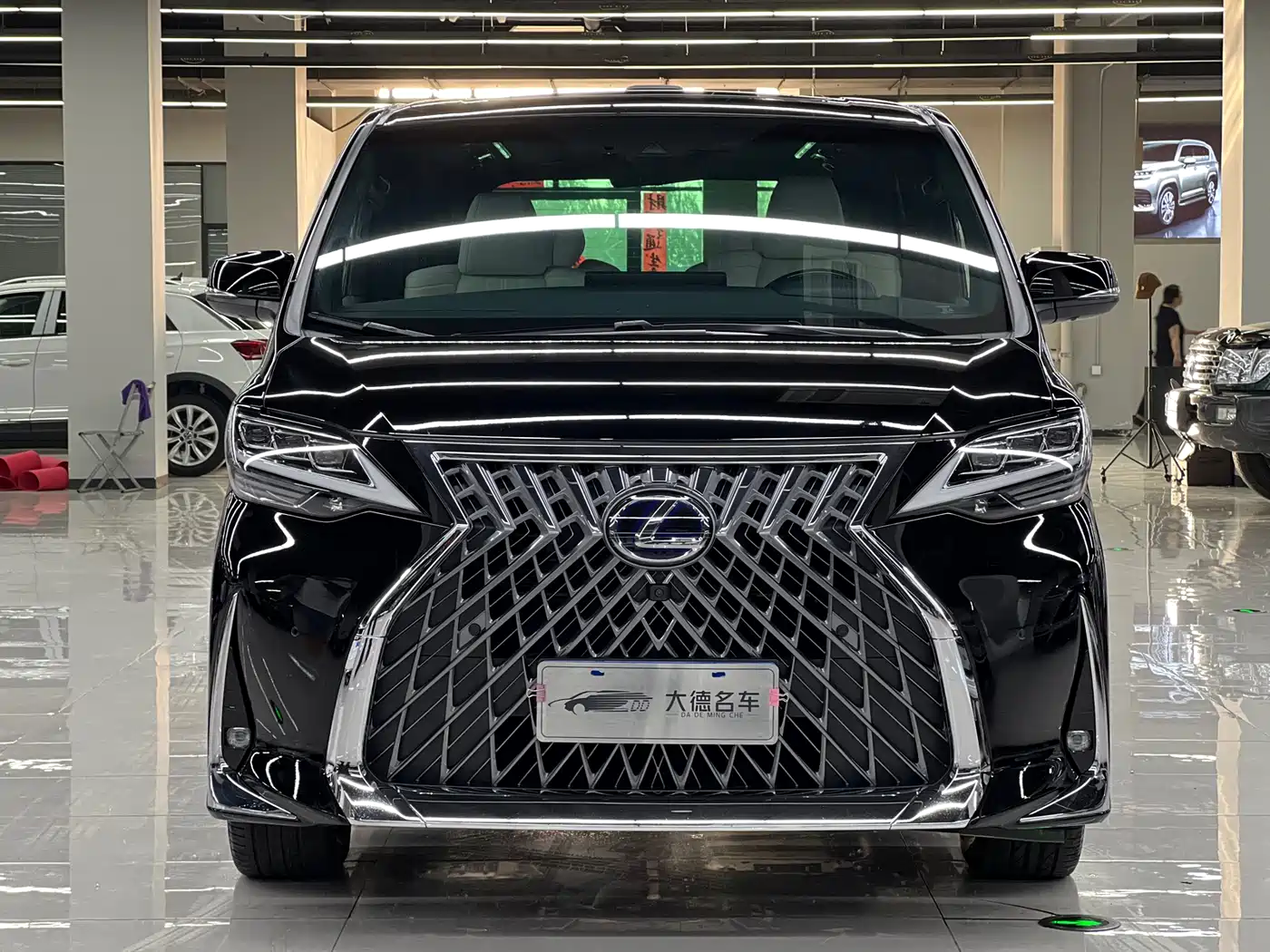 Lexus LM 2020 300h Seven-Seater Elegance Edition фото 2