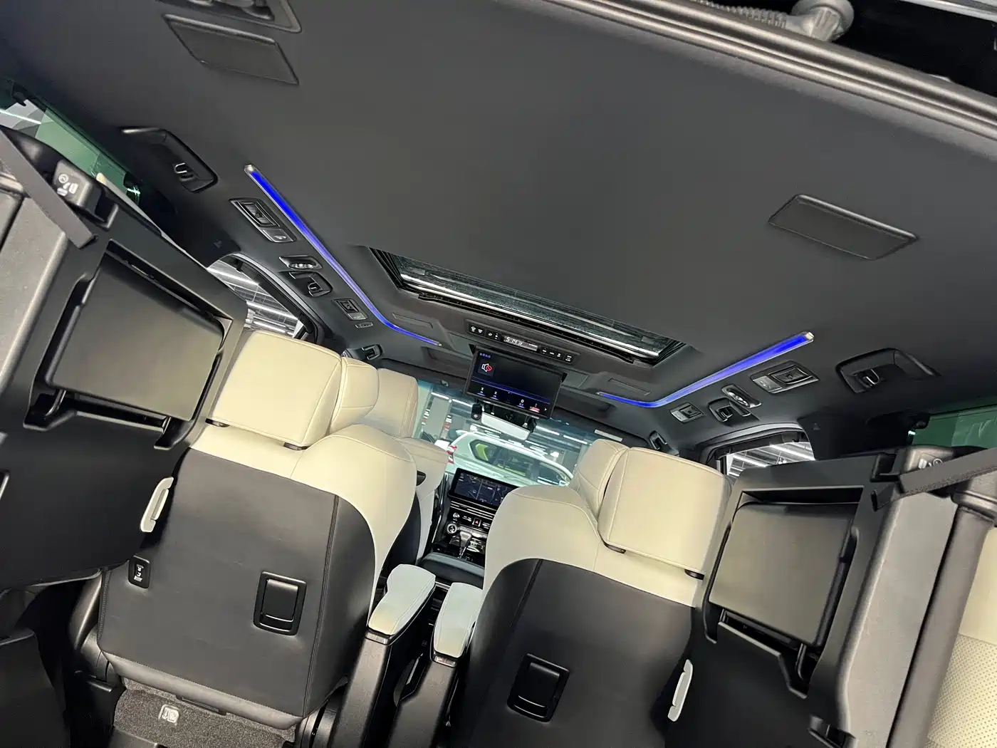 Lexus LM 2020 300h Seven-Seater Elegance Edition фото 9