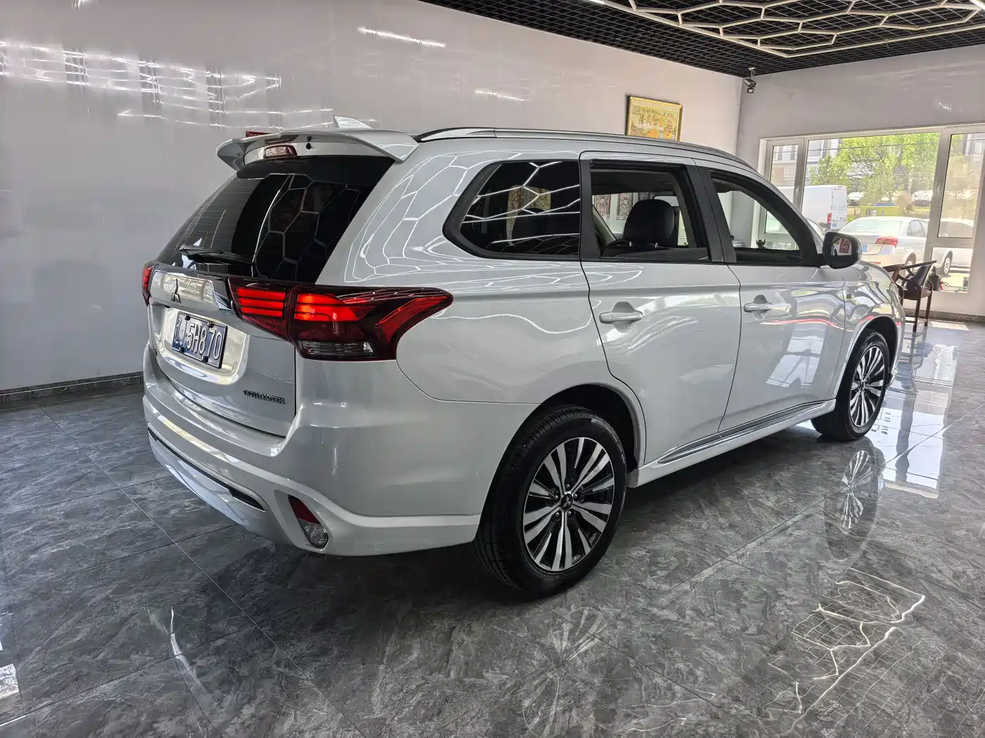 MITSUBISHI OUTLANDER