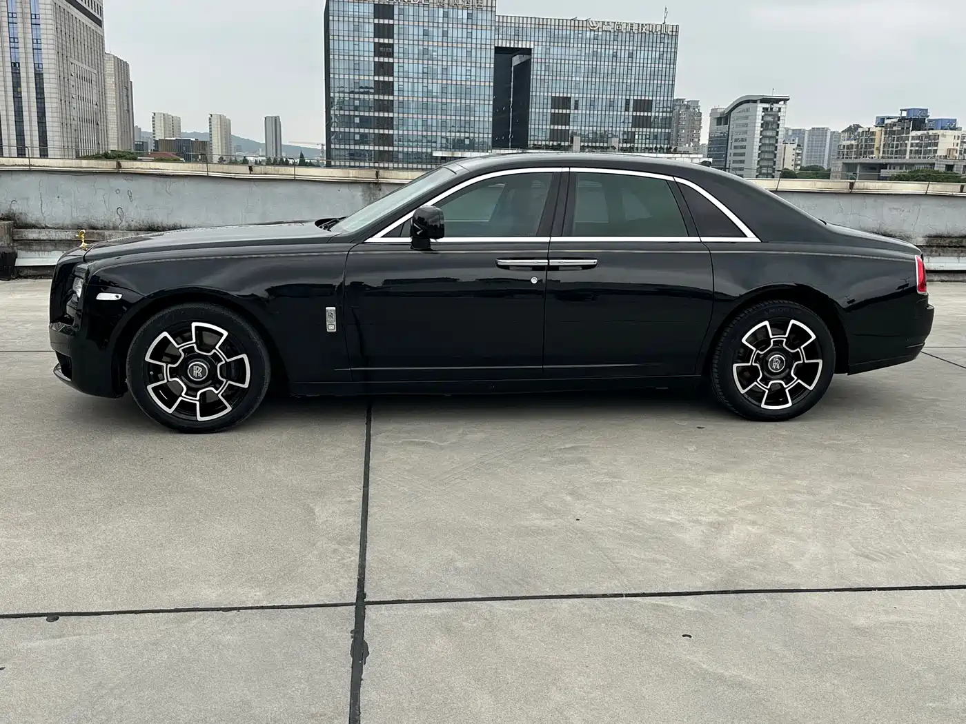 Rolls-Royce Ghost 2010 Model 6.6T Standard фото 3
