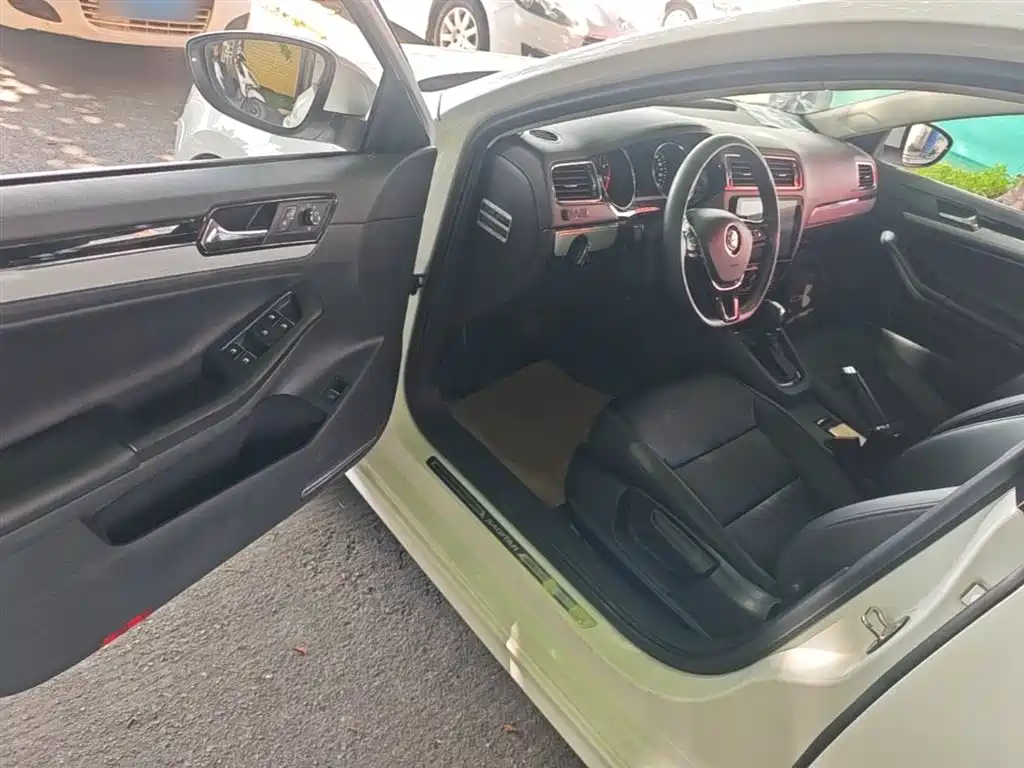 Volkswagen Sagitar 2017 1.6L Automatic Comfort фото 16