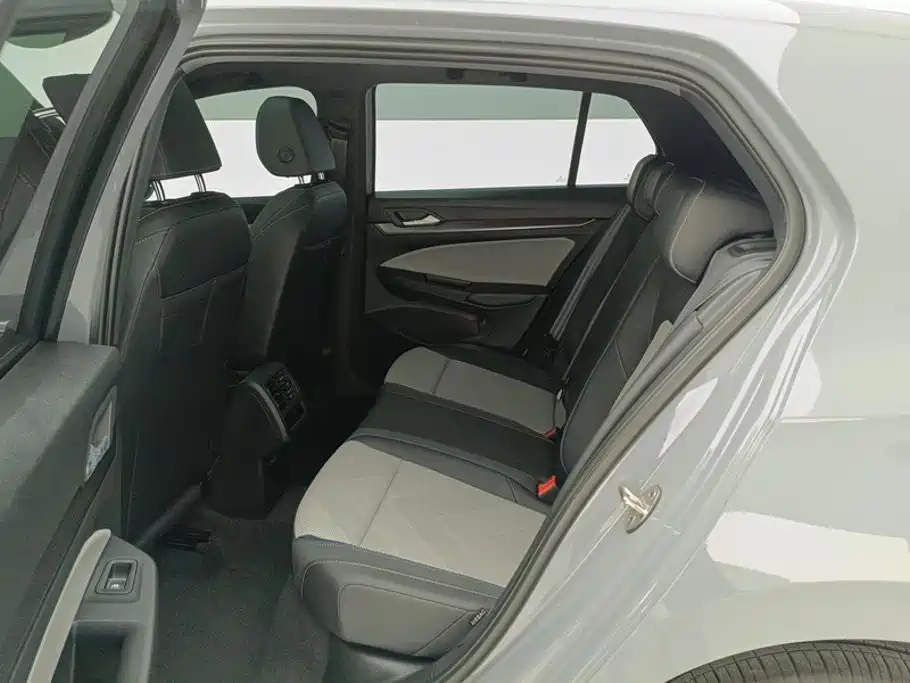 Volkswagen Golf 2026 2025 300TSI R-Line