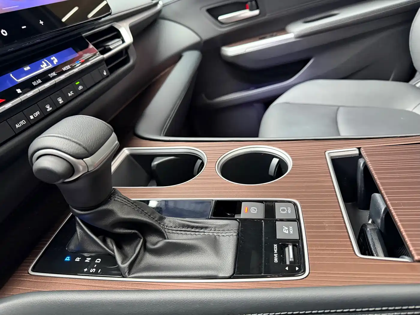 Toyota Sienna 2024 2.5L Hybrid Luxury Edition фото 9