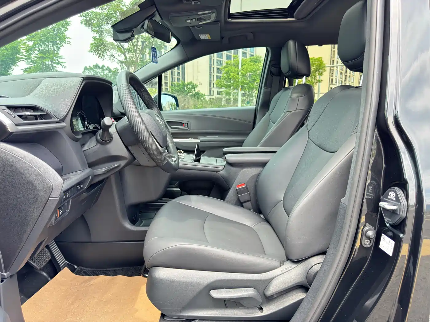 Toyota Granvia 2024 2.5L Hybrid Luxury фото 11