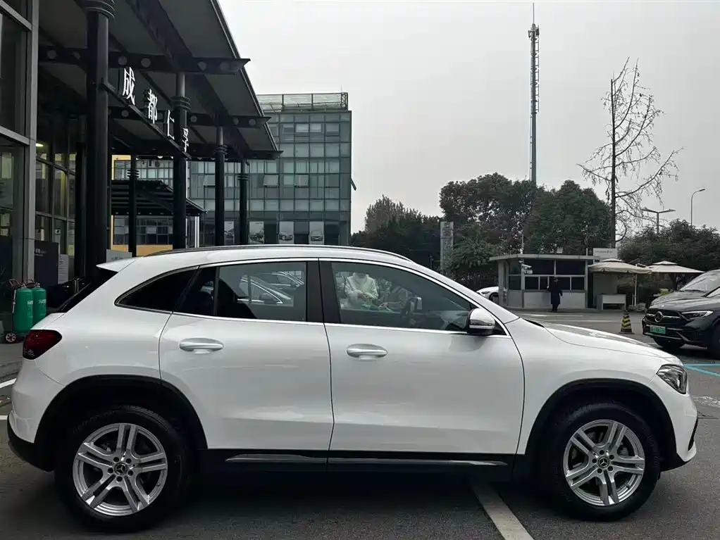 MERCEDES-BENZ GLA
