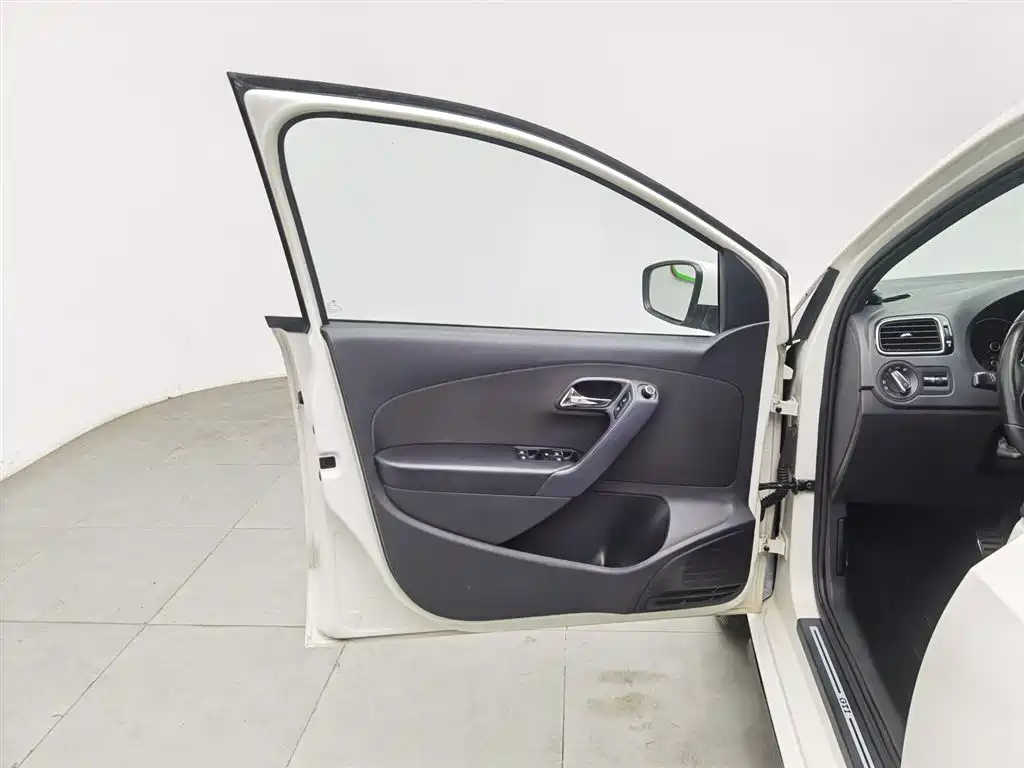 Volkswagen Polo 2012 1.4TSI GTI фото 8