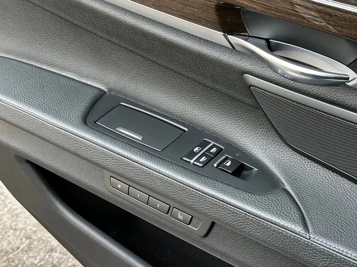 BMW 7 Series 2009 740Li Premium фото 13